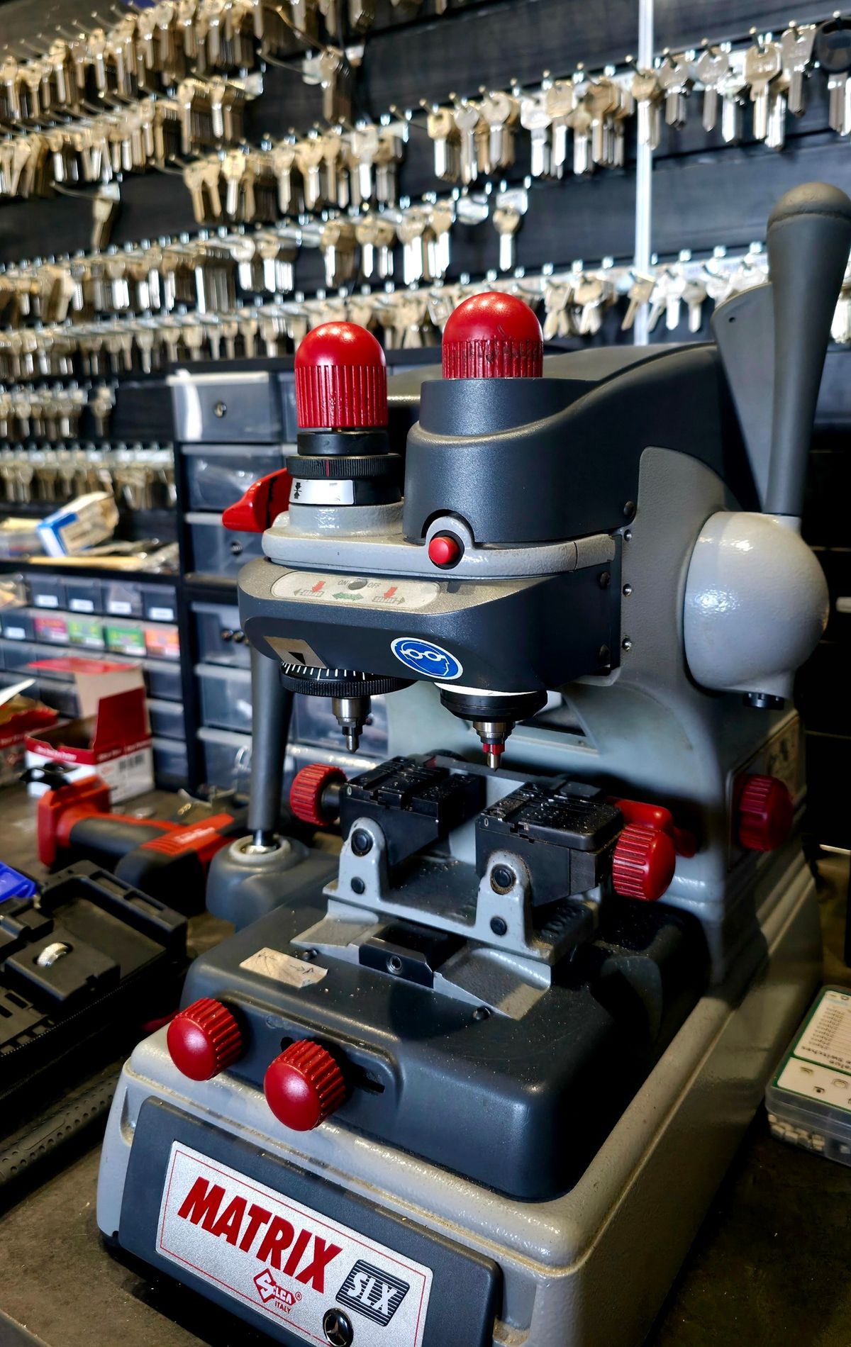 Machine MATRIX SLX de reproduction de clés en boutique à Marseille