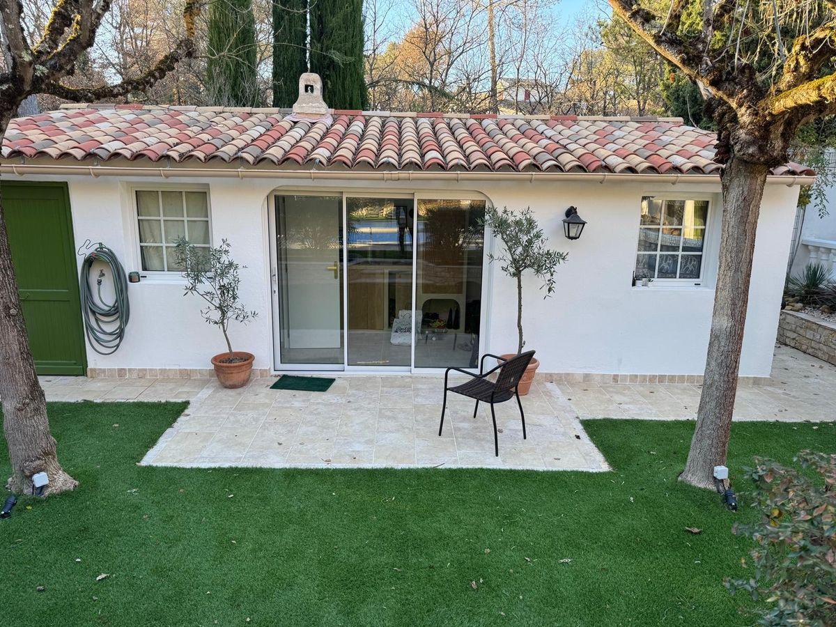 Porte-fenêtre coulissante, maison provençale avec jardin