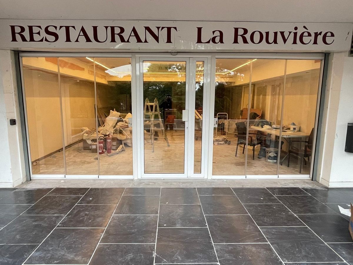 Vitrine aluminium restaurant La Rouvière — pose terminée