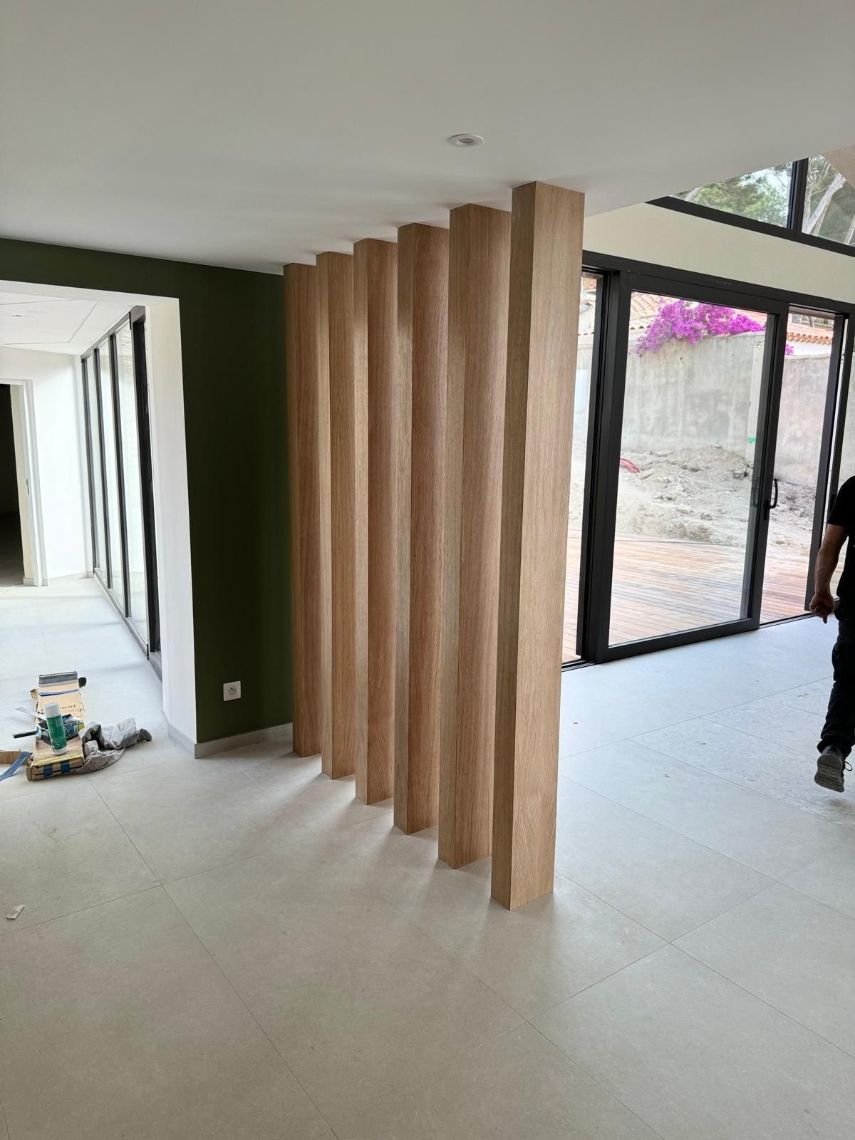 Grande baie aluminium et claustra bois, construction neuve