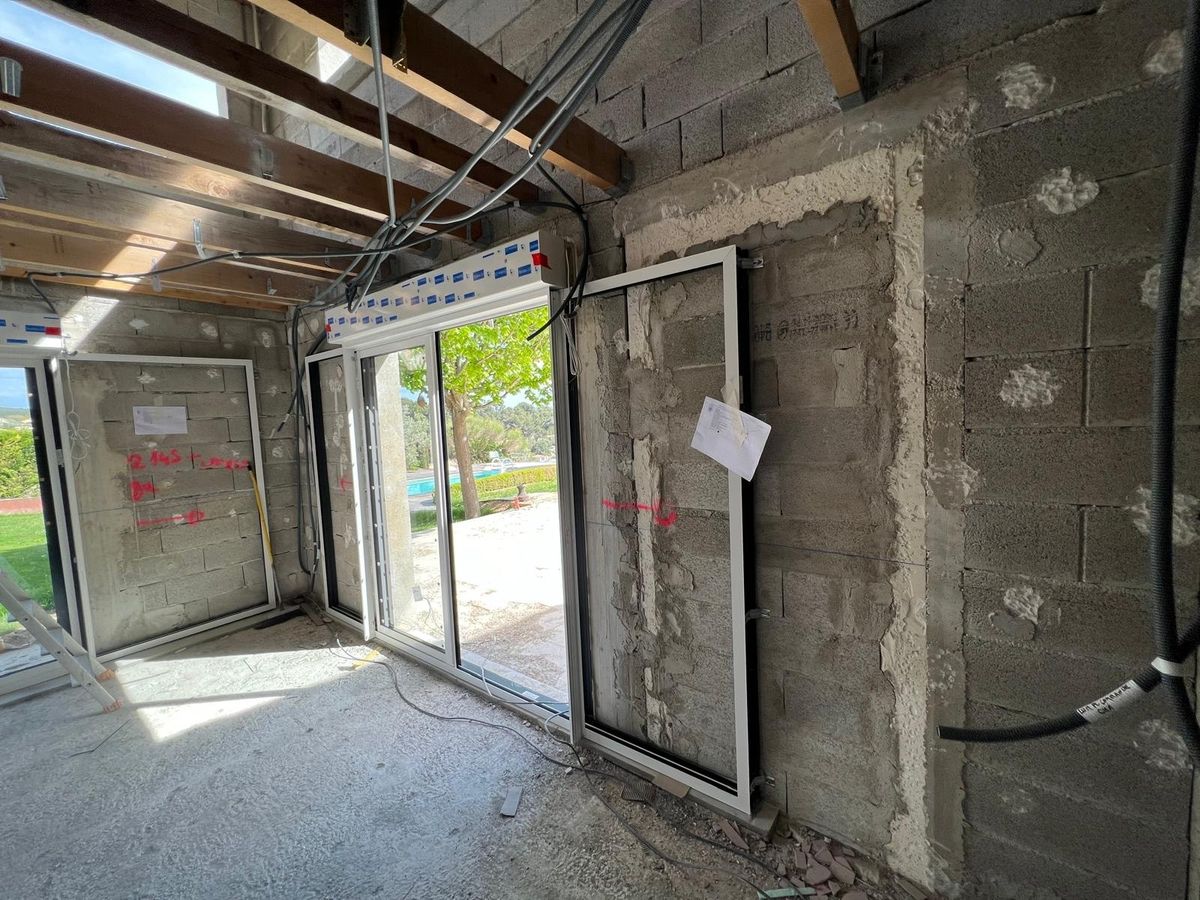 Pose fenêtres coulissantes en gros œuvre, villa avec piscine
