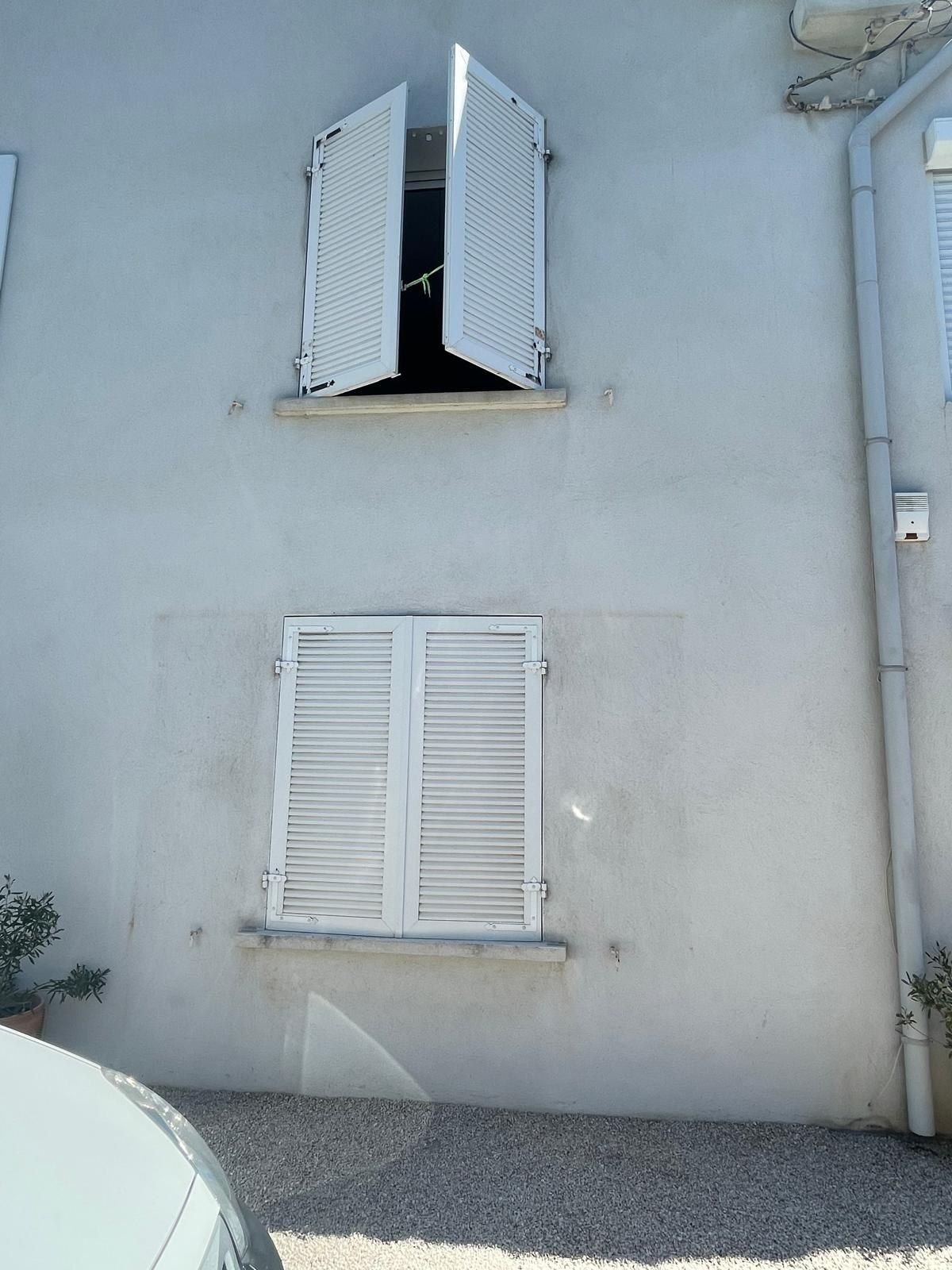Volets battants blancs aluminium installés sur façade provençale