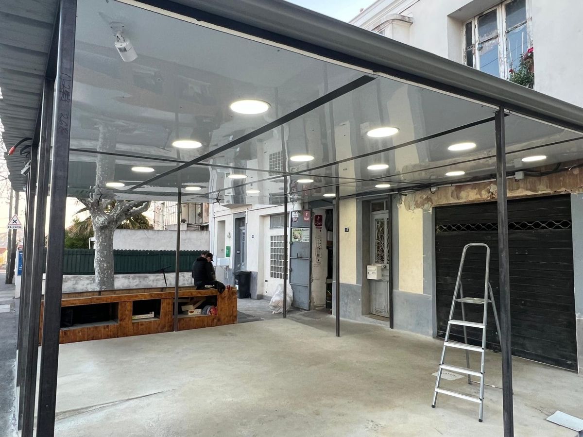 Pergola verre et acier avec éclairage LED intégré, local commercial