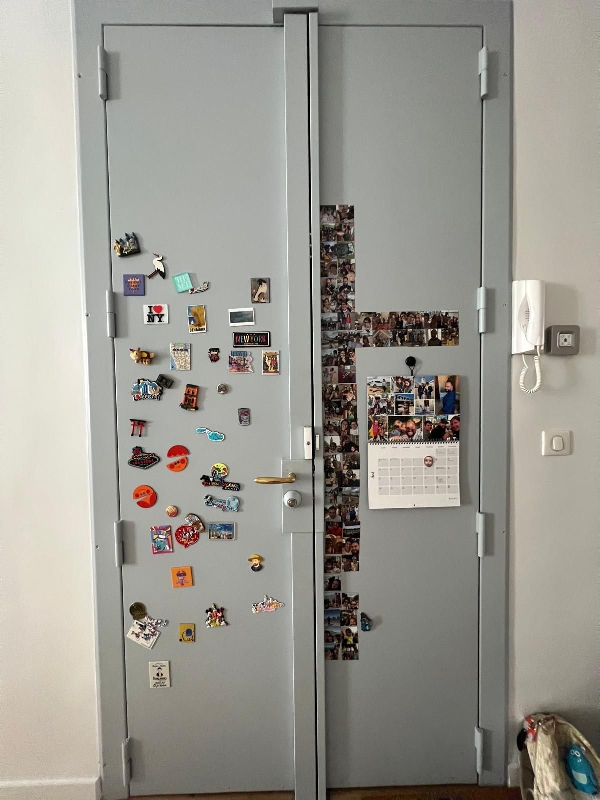Porte blindée double vantaux grise avec interphone