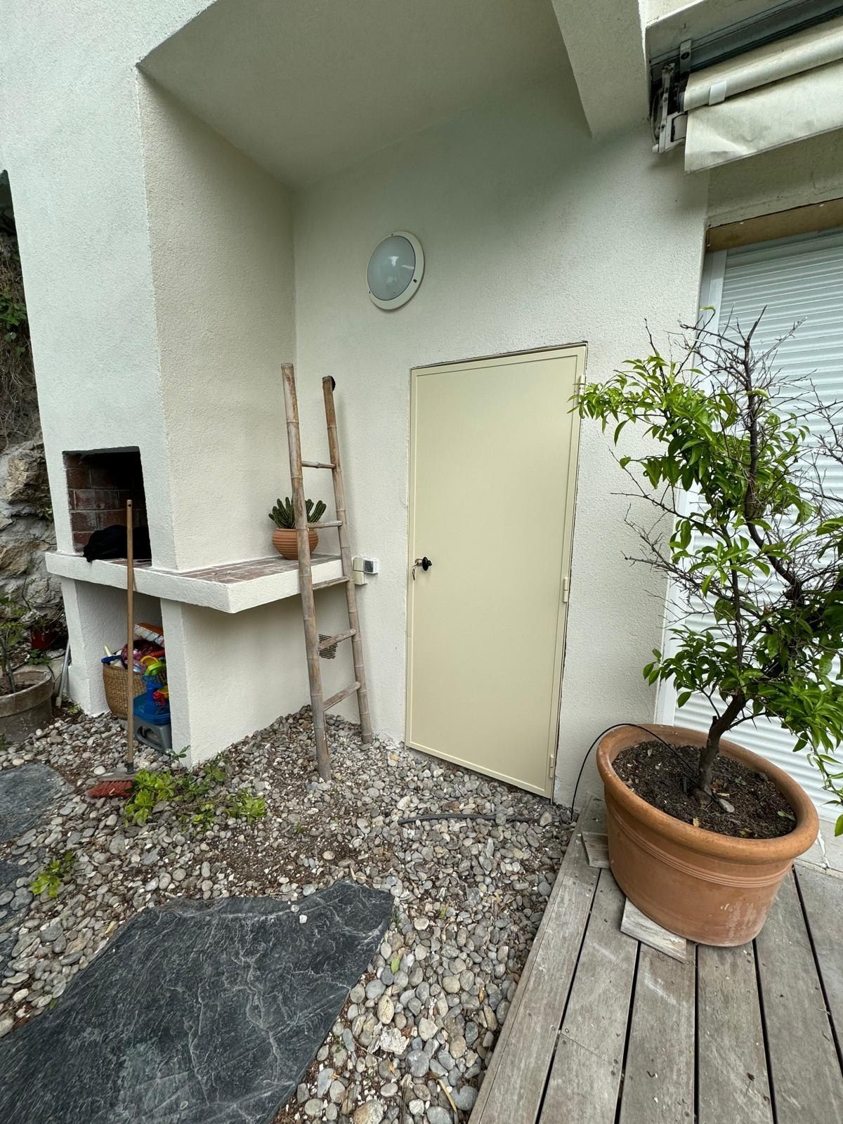 Porte blindée extérieure beige, maison individuelle