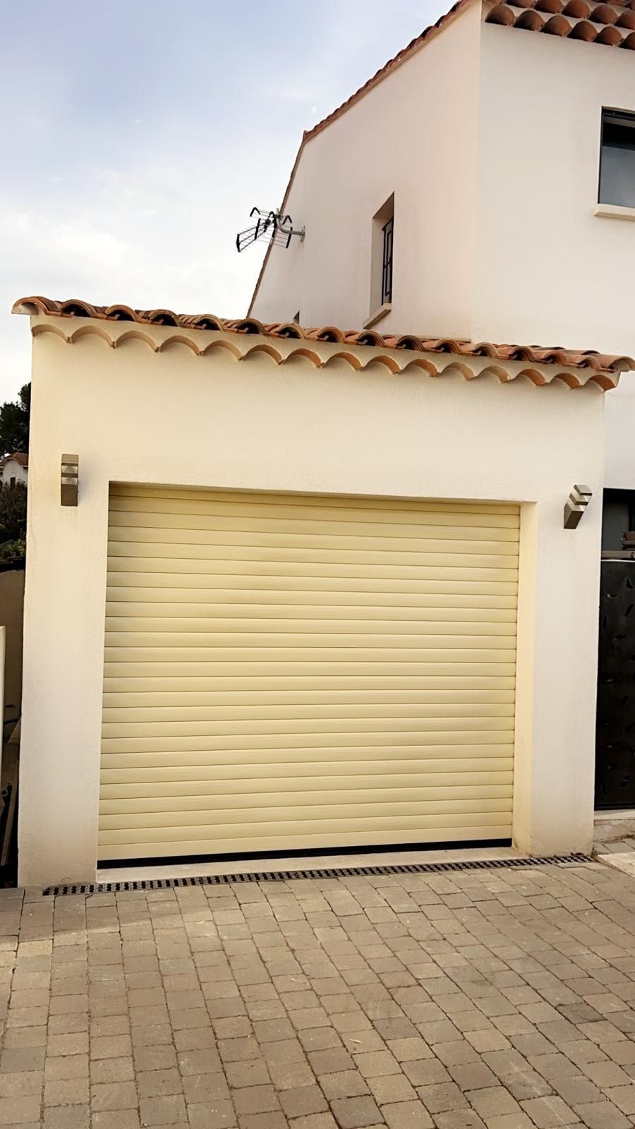 Volet roulant garage beige installé, maison individuelle