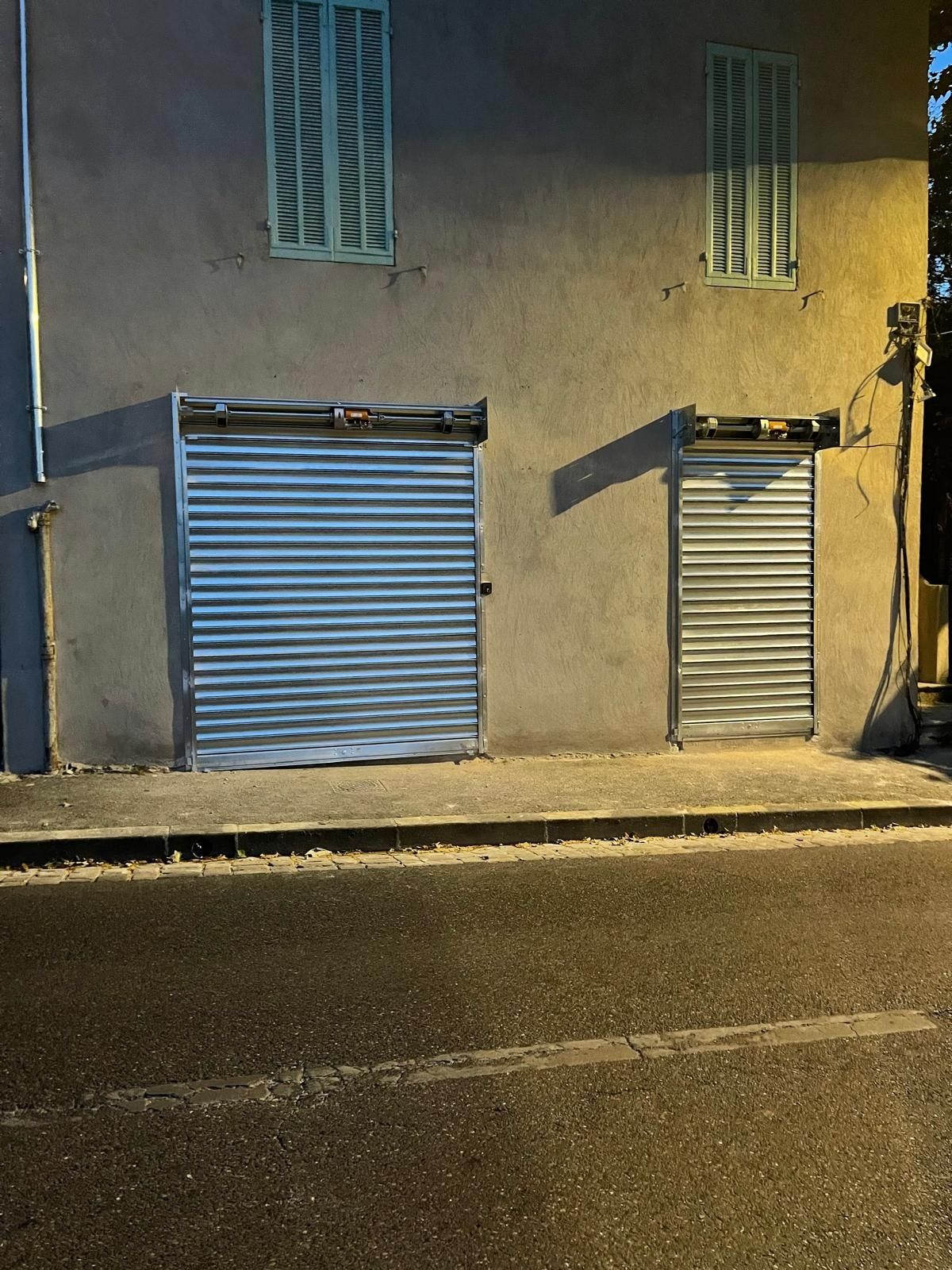 Deux rideaux métalliques installés, local commercial, Marseille