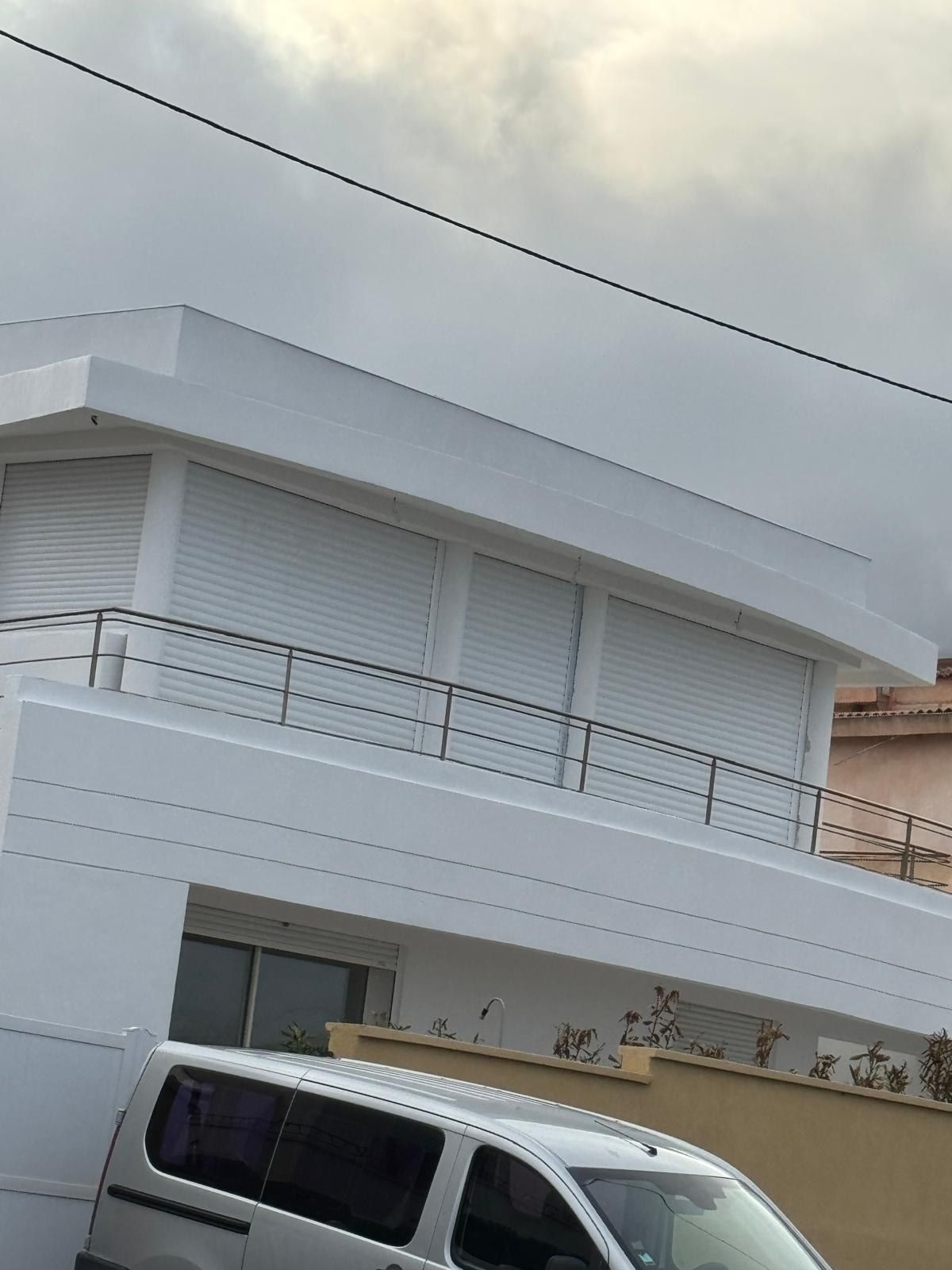 Volets roulants blancs installés sur maison contemporaine